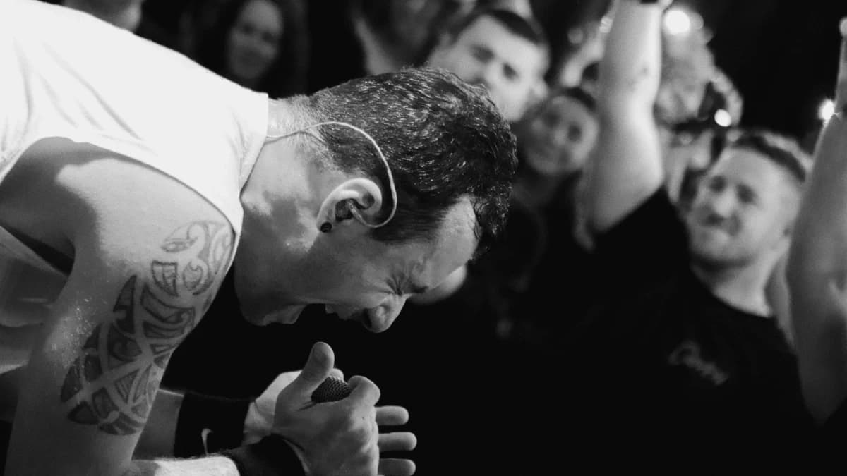 Veritate singer Thanos screaming into the microphone